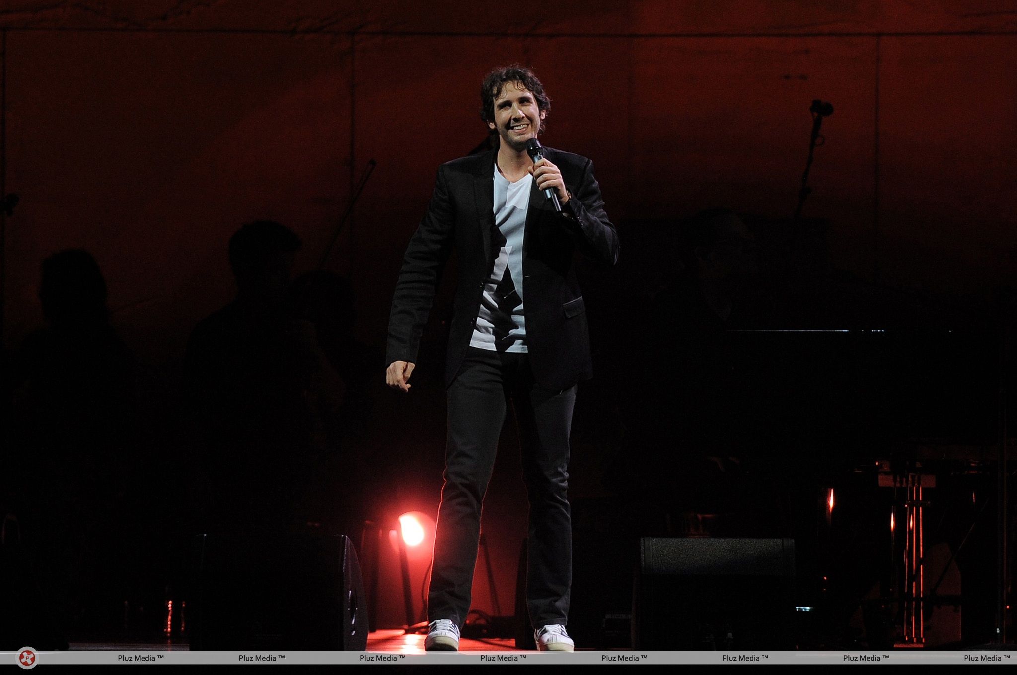 Josh Groban performs during the 'Straight To You Tour 2011' | Picture 111133
